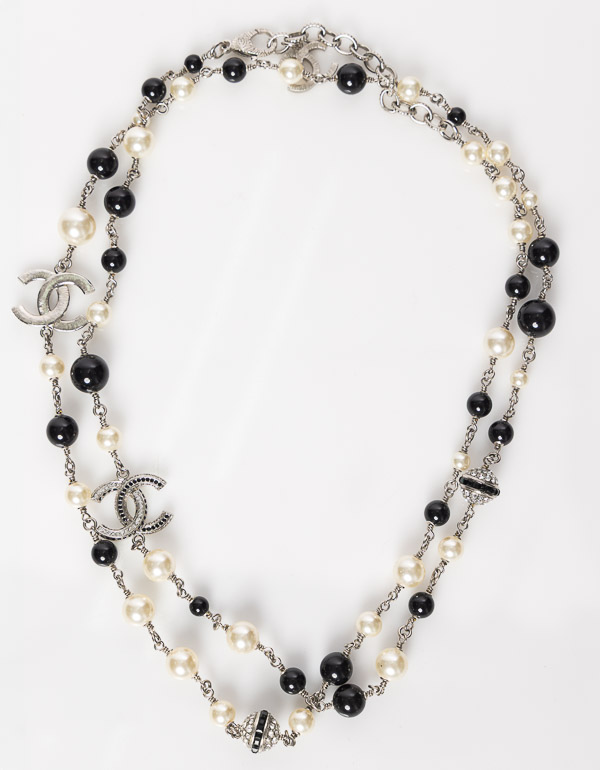 CHANEL CC LOGO PEARL NECKLACE