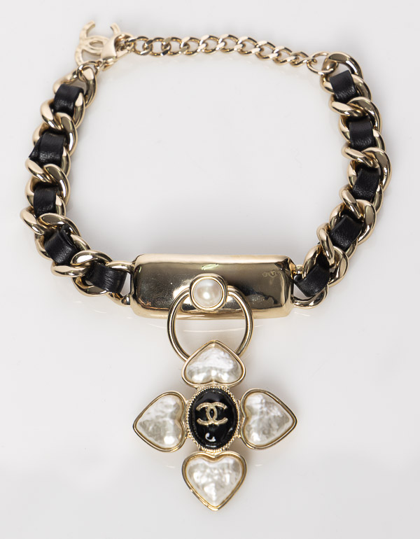 CHANEL FLOWER PENDANT CC CHOCKER