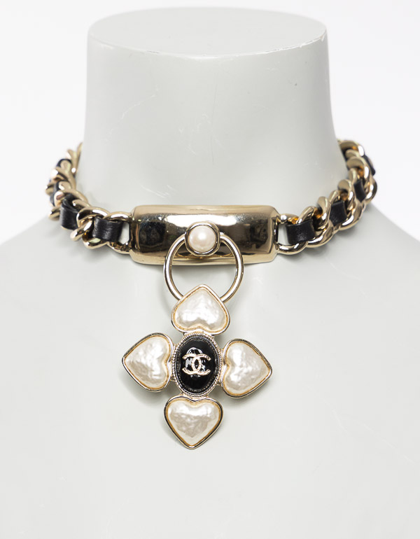 CHANEL FLOWER PENDANT CC CHOCKER